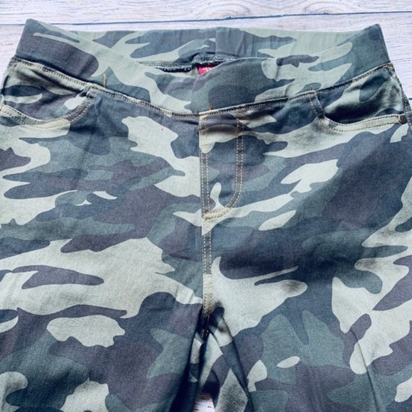 Jvini Camo Curvy-Fit Skinny Printed Camo Jeans - Picture 6 of 8